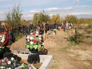 Поминальные дни: граждан просят не нести к могилам водку и искусственные цветы