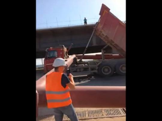 На Керченском мосту придавило самосвал (видео)