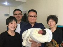 Новорожденный с бабушками и дедушками