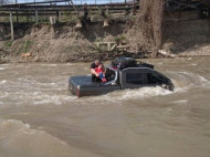 Отец с сыном оказались посреди реки на внедорожнике (фото)