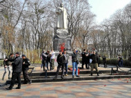 Стычка возле памятника Ватутину в Киеве: есть задержанный (фото)