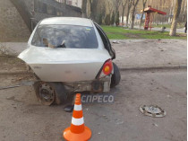 ДТП на Подоле в Киеве: авто протаранило остановку и снесло два дерева