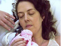 Трейси Кирс с новорожденной дочкой 
