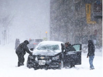 Застрявший в снегу автомобиль