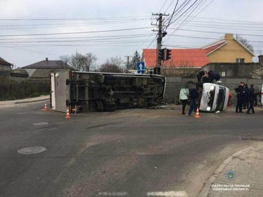 В Одессе столкнулись маршрутка и грузовик, пострадали 11 человек (фото)