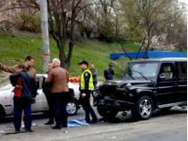 В Киеве пьяный работник мойки угнал и разбил Mercedes Медведчука