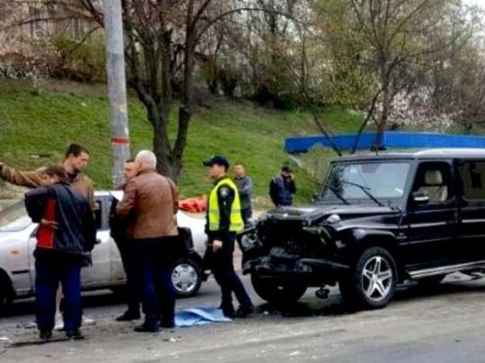 В Киеве пьяный работник мойки угнал и разбил Mercedes Медведчука