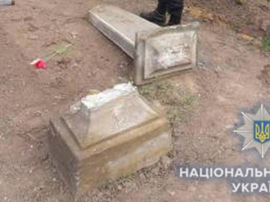 На кладбище в Одесской области погибла трехлетняя девочка (фото)