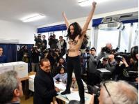 В Италии полуобнаженная активистка Femen разделась перед Берлускони, когда он голосовал