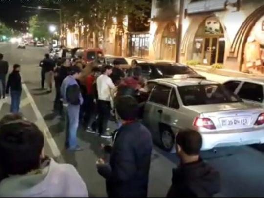 В Ереване призывают к дальнейшей блокаде улиц и работы госучреждений