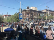 В Ереване протестующие начали блокировать здания органов власти