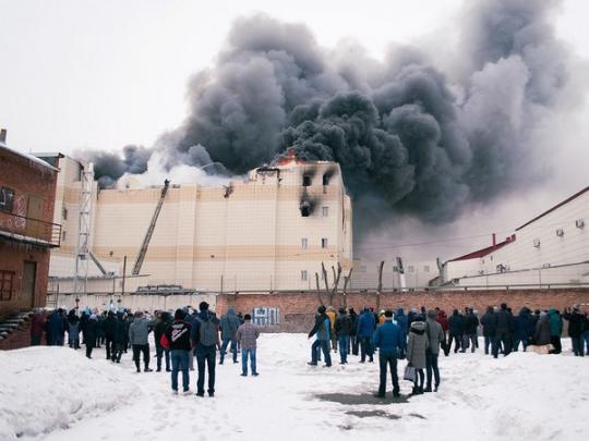 Жители Кемерово наблюдают за пожаром