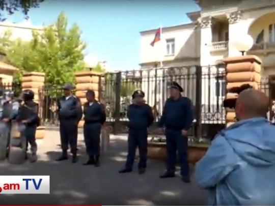 Бархатная революция в Армении: заблокирована резиденция премьер-министра