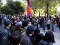 Бархатная революция в Армении: протестующие блокируют здание правительства