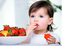 ребенок ест клубнику