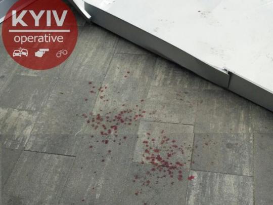 В Киеве кусок жести, сорванный ветром с крыши ТРЦ, чуть не убил женщину (фото)
