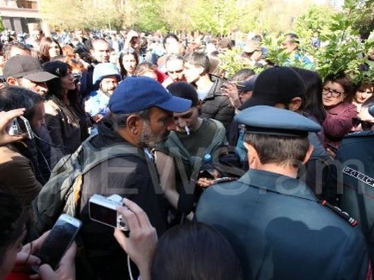 Бархатная революция в Армении: в полицию доставлено 100 человек