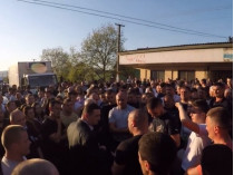 Бунт в Закарпатье: люди требуют вернуть в тюрьму 14-летнего убийцу (фото)