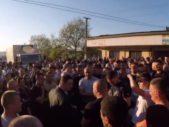 Бунт в Закарпатье: люди требуют вернуть в тюрьму 14-летнего убийцу (фото)