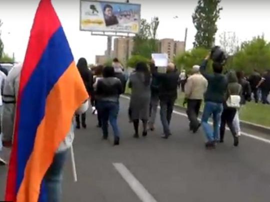 Бархатная революция в Армении: протестующие с детьми блокировали дорогу
