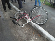На Черниговщине грузовик сбил велосипедистку и упал в реку: никто не выжил (фото)