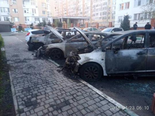 Взрыв и поджог: ночью в Одессе сгорели четыре иномарки (фото)