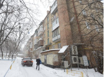 Осторожно сосульки: в Киеве с крыш падают глыбы льда