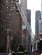 По меньшей мере четыре человека погибли и 24 получили травмы, когда подъемный кран высотой с 12-этажное здание рухнул на жилые дома на манхэттене