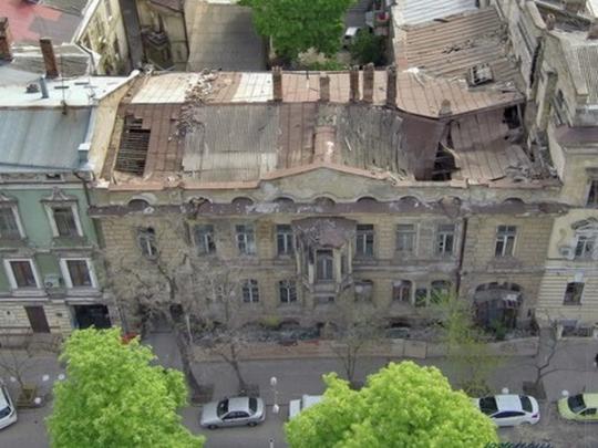 В центре Одессы рухнула крыша «дома Гоголя» 