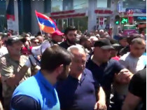 Бархатная революция в Армении: полиция стянула спецтехнику