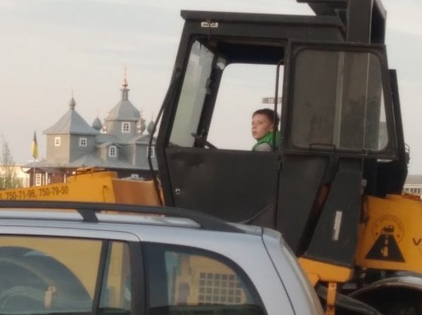 Ребенок угнал машину