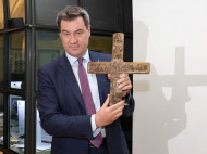 Крест животворящий: в Баварии все админздания обязали разместить на фасаде христианские кресты