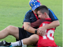Родившийся без ног мальчик из Казахстана сыграл в футбол с Марадоной (фото, видео) 