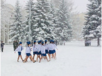 В России детей в летней одежде заставили маршировать по снегу в балетках 