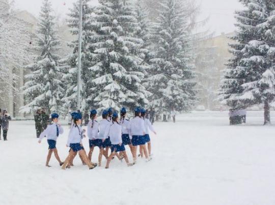 В России детей в летней одежде заставили маршировать по снегу в балетках 