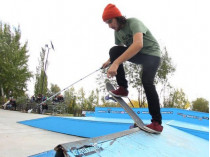 Марсело Лусарди на скейте с тростью