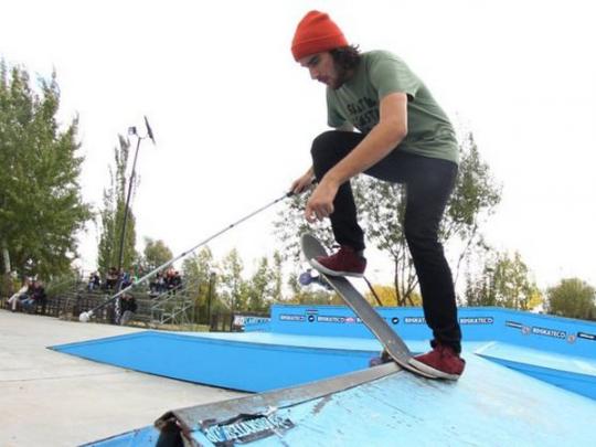 Марсело Лусарди на скейте с тростью
