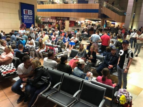 туристы застряли в аэропорту Египта
