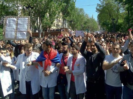 В Ереване возобновились протесты