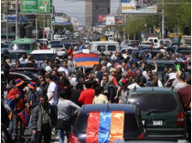 В Ереване протестующие перекрывают дороги