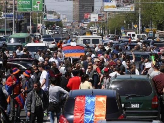 В Ереване протестующие перекрывают дороги