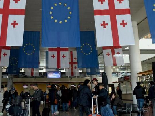 Аэропорт в Тбилиси с флагами Грузии и ЕС