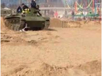В Санкт-Петербурге танк наехал на посетителей выставки (видео)