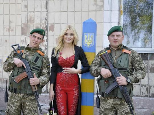 Известная украинская артистка дала концерт на «нулевой точке» в Марьинке (фото, видео)