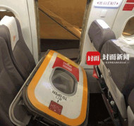 В Китае пассажир попытался проветрить салон самолета и открыл аварийный люк