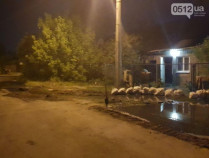 В Николаеве прорвало канализацию и затопило улицу