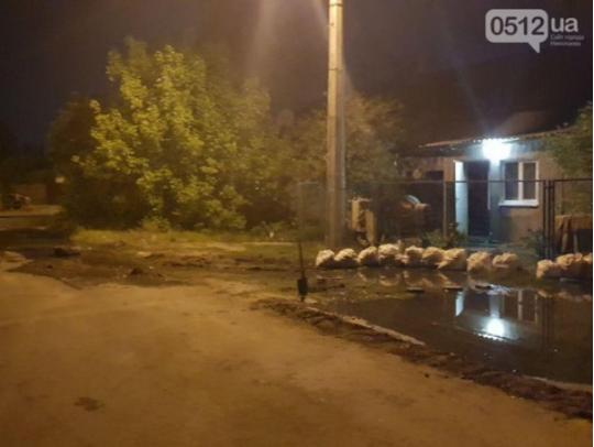 В Николаеве прорвало канализацию и затопило улицу
