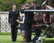 Королева Елизавета II прибыла на встречу с правнуком на вертолете (фото)