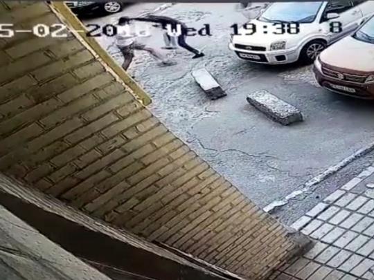 Полиция просит помочь: обнародовано видео нападения на «киборга» (видео)