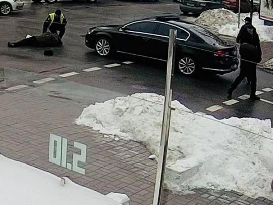 В центре Киева полицейский автомобиль сбил пешехода 